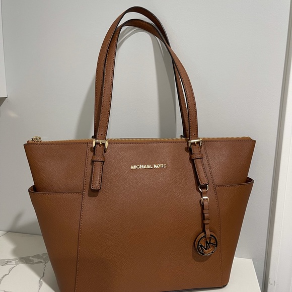 Michael Kors tote - Picture 1 of 9